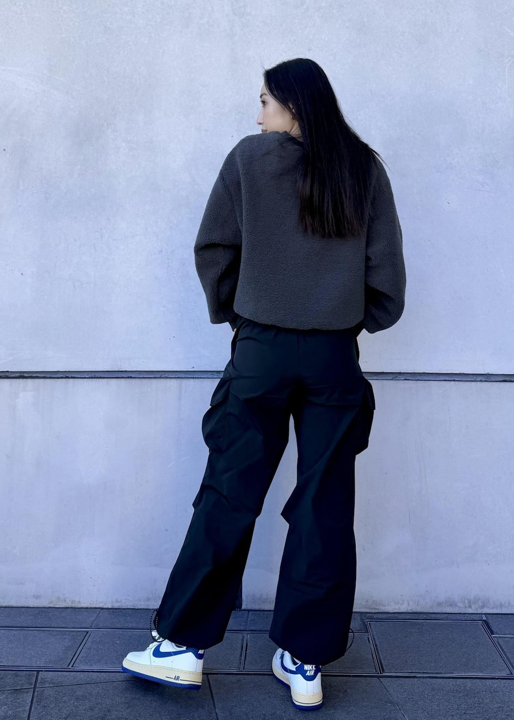 ホワイト系のスニーカー、ブラック系のその他トップス、ブラック系のその他パンツを着用したレディースの冬コーディネートの3枚目の写真