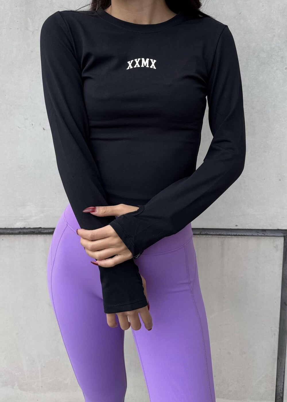 ホワイト系のスニーカー、ブラック系のダウンジャケット/コート、ブラック系のTシャツ/カットソーを着用したレディースの冬コーディネートの8枚目の写真