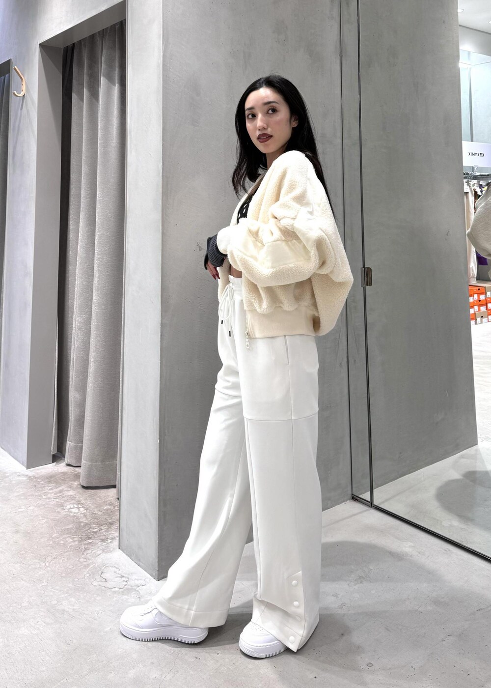 ホワイト系のスニーカー、ホワイト系のその他パンツ、ホワイト系のその他アウターを着用したレディースの冬コーディネートの3枚目の写真