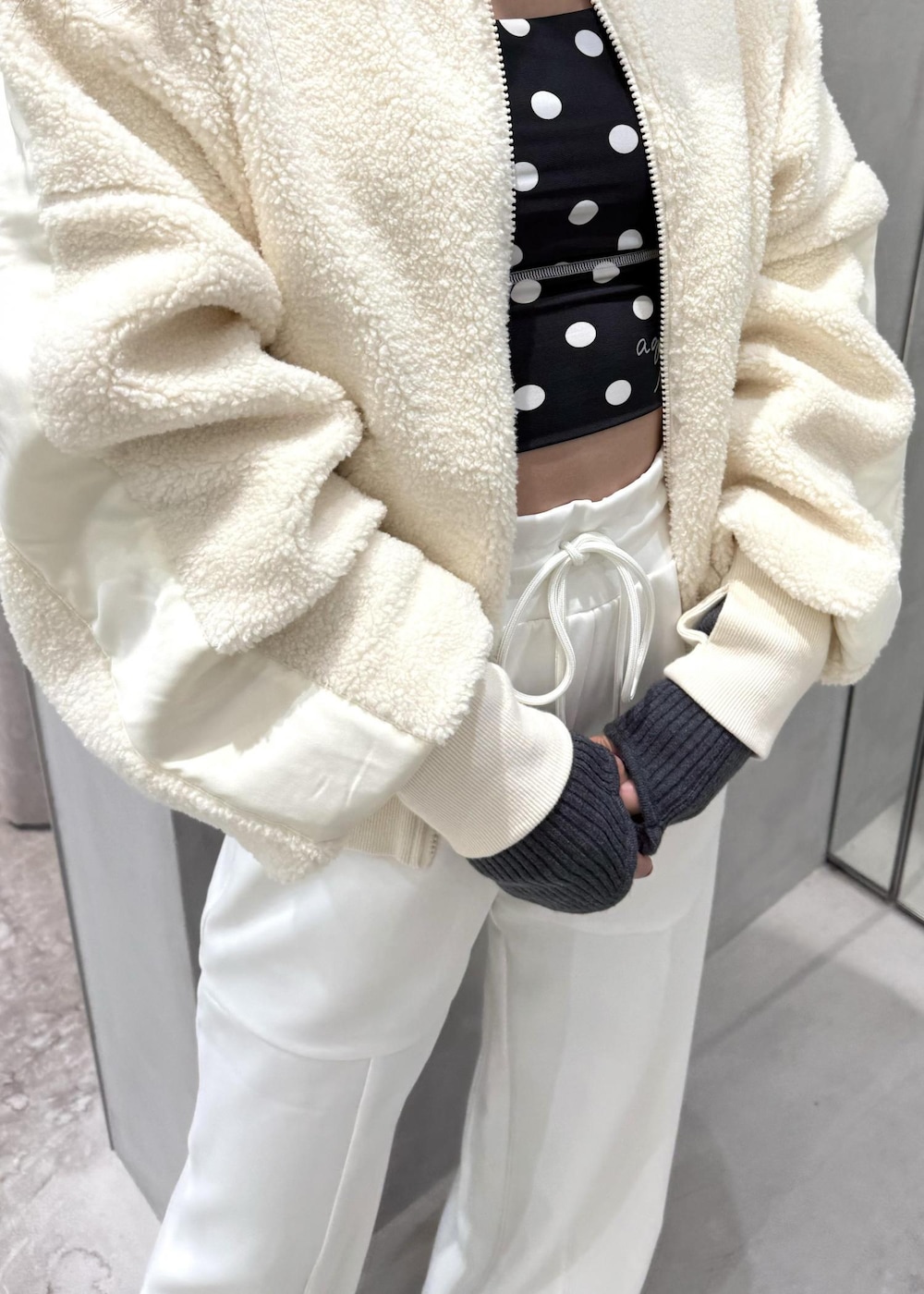 ホワイト系のスニーカー、ホワイト系のその他パンツ、ホワイト系のその他アウターを着用したレディースの冬コーディネートの4枚目の写真