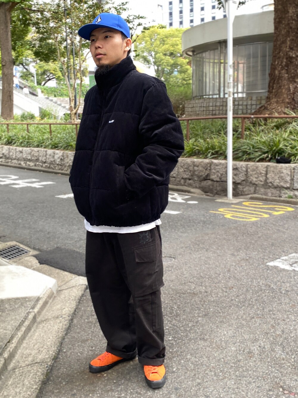 「ファッションを楽しもう、秋服、VOLCOM、ボルコム、名古屋、栄、リバーシブルジャケット、スケートボード、スノーボード、サーフィン、レイヤードスタイル」｜「Last Resort ABのVM003 SUEDE LO　VM003 SUEDE LO（スニーカー、オレンジ系）」を使った、林就大さん（メンズ・171cm）の秋コーディネートの2枚目の写真