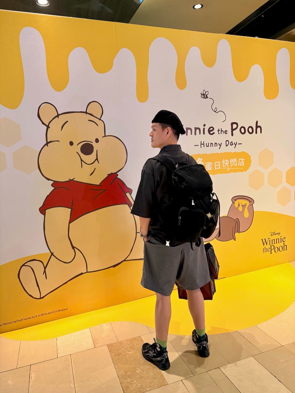 ブラック系のバックパック/リュック、シルバー系のスラックス、ブラック系のスニーカーを着用したメンズの夏コーディネートの2枚目の写真