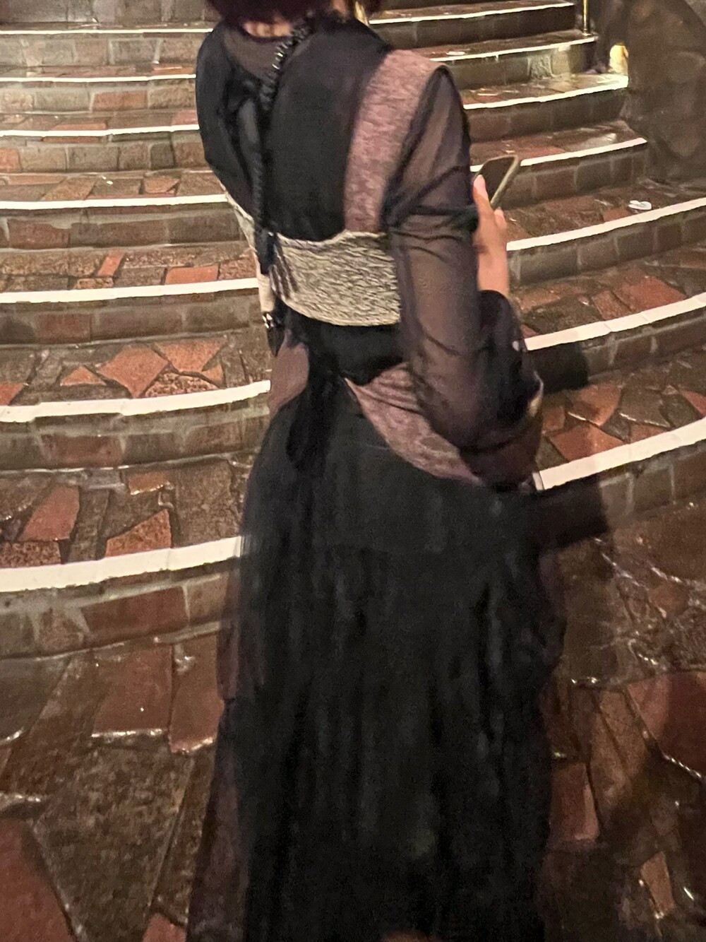 ブラック系のTシャツ/カットソー、ブラウン系のワンピース、レッド系のローファーを着用したレディースの秋コーディネートの3枚目の写真