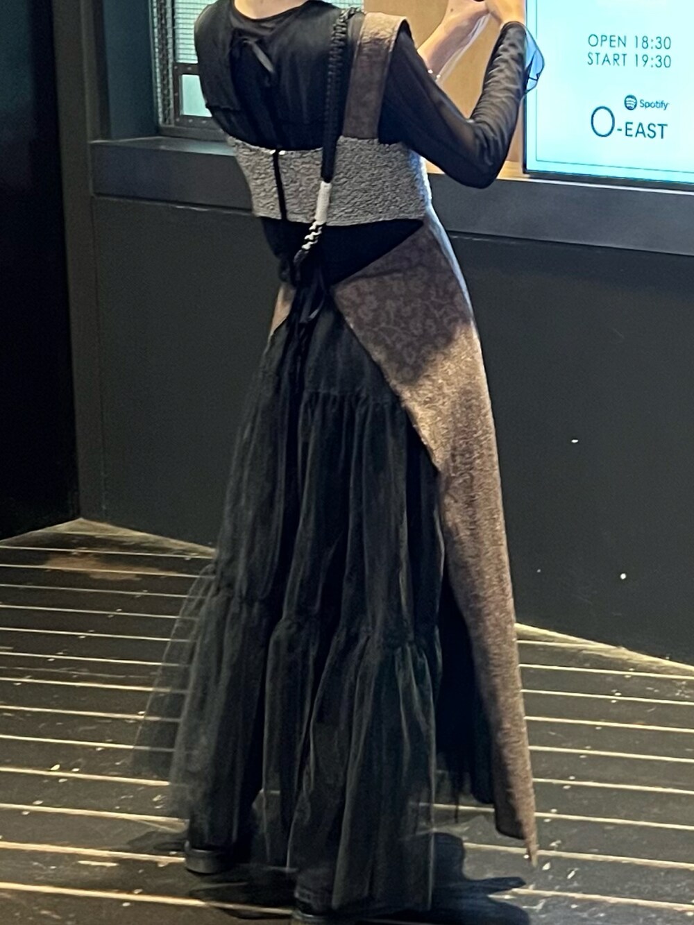 ブラック系のTシャツ/カットソー、ブラウン系のワンピース、レッド系のローファーを着用したレディースの秋コーディネートの4枚目の写真