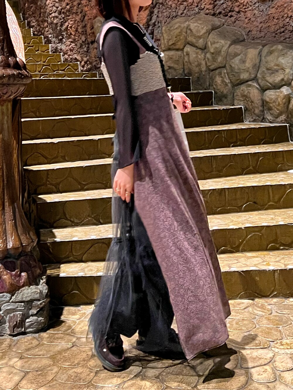 ブラック系のTシャツ/カットソー、ブラウン系のワンピース、レッド系のローファーを着用したレディースの秋コーディネートの2枚目の写真