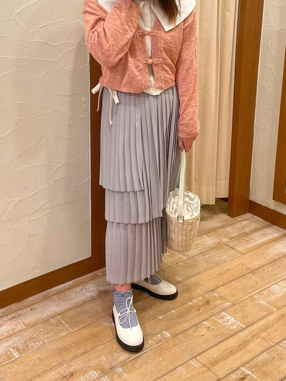 「春コーデ、ピンク、チャイナボタン、プリーツスカート、ティアードスカート、ビック襟、エヘカソポ、ehka sopo、春色コーデ」｜「ehka sopoのリボンストラップシューズ（その他シューズ、ホワイト系）」を使った、mechanさん（レディース・158cm）の春コーディネートの2枚目の写真