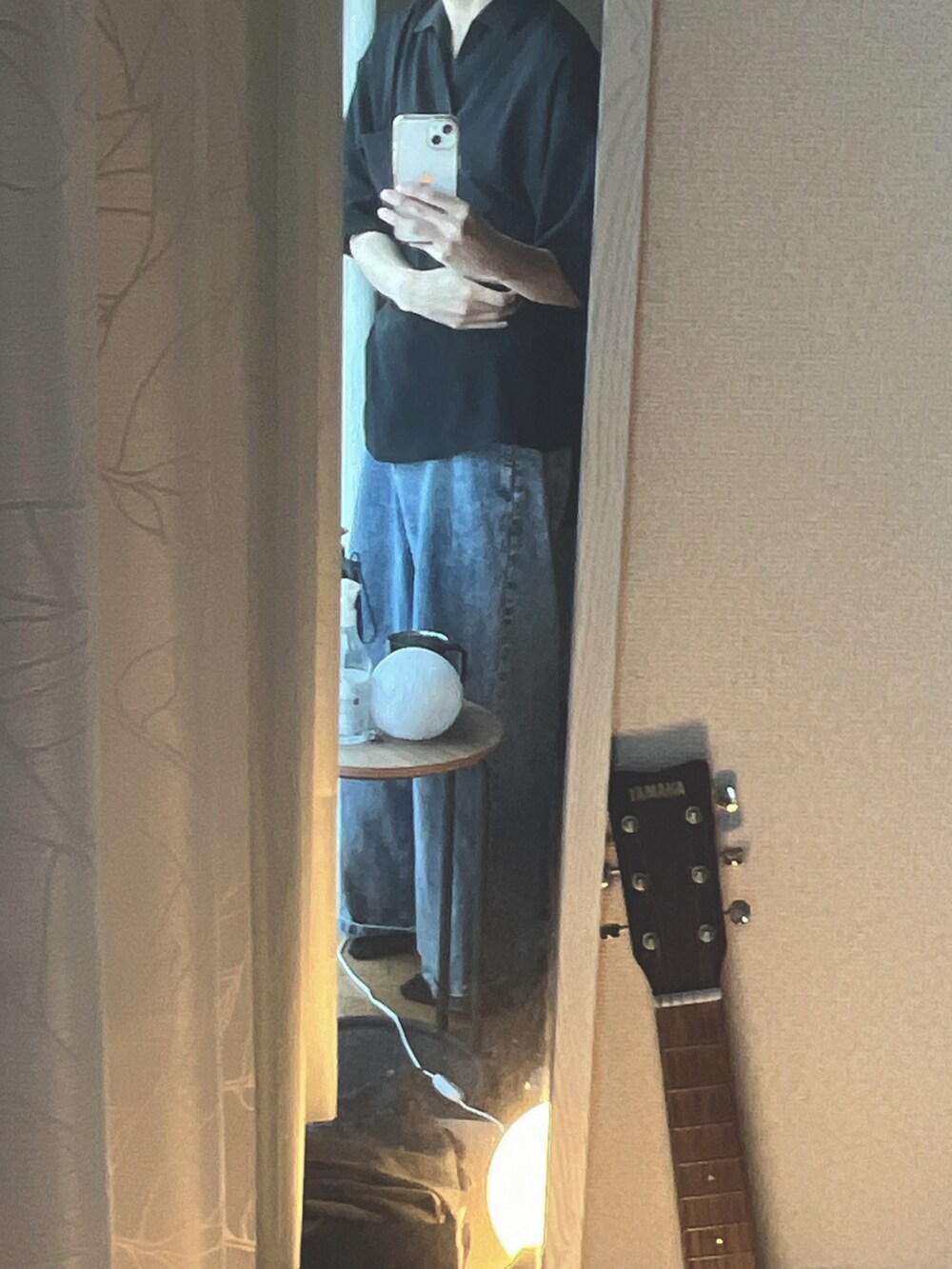 ブラック系のポロシャツ、ブルー系のデニムパンツを着用したメンズの春コーディネートの2枚目の写真