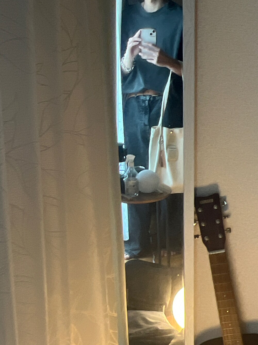 ブラック系のTシャツ/カットソー、ブラック系のデニムパンツ、ホワイト系のトートバッグを着用したメンズの夏コーディネートの2枚目の写真