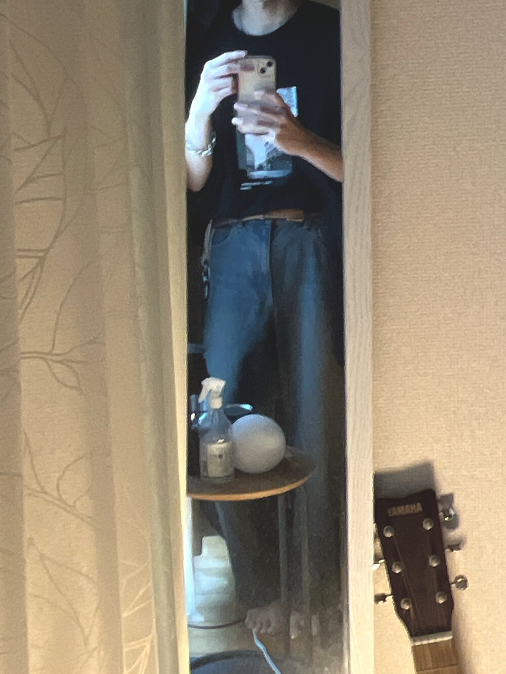 ブラック系のTシャツ/カットソー、ブラック系のショルダーバッグ、シルバー系のブレスレットを着用したメンズの夏コーディネートの2枚目の写真
