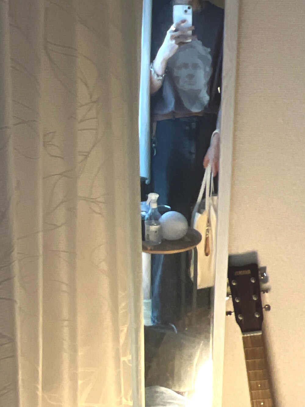 ホワイト系のトートバッグ、ブラック系のデニムパンツ、ブラウン系のTシャツ/カットソーを着用したメンズの夏コーディネートの2枚目の写真