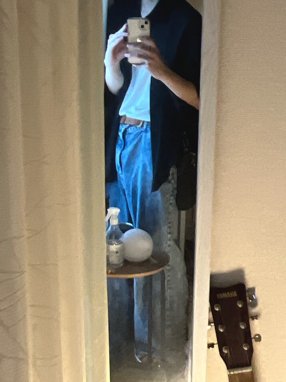 ブラック系のシャツ/ブラウス、ブルー系のデニムパンツ、シルバー系のネックレスを着用したメンズの夏コーディネートの2枚目の写真