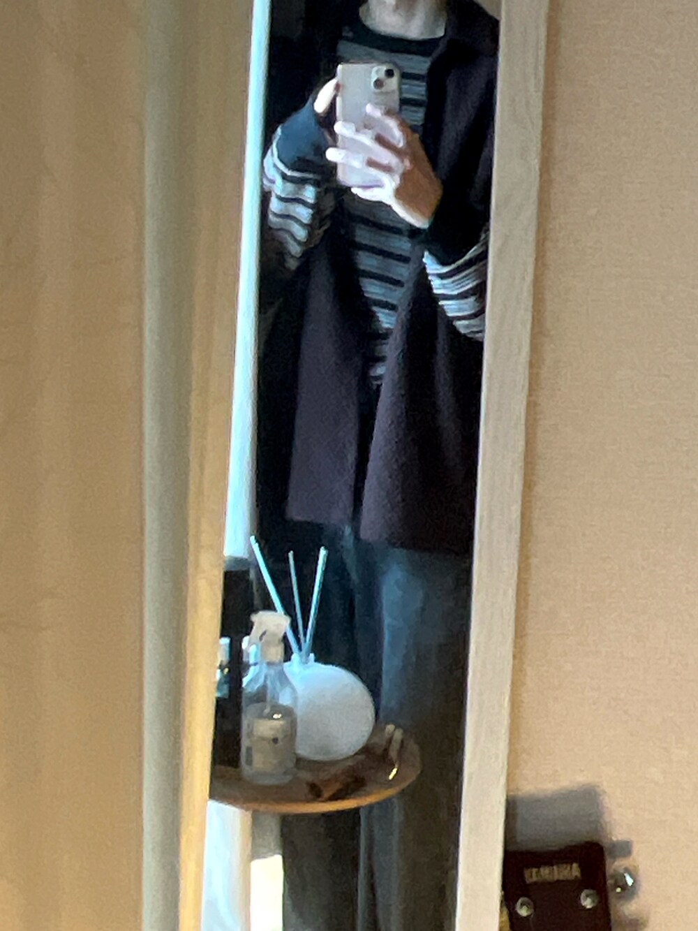 ブラウン系のシャツ/ブラウス、ブラック系のTシャツ/カットソー、ブラック系のデニムパンツを着用したメンズの秋コーディネートの2枚目の写真
