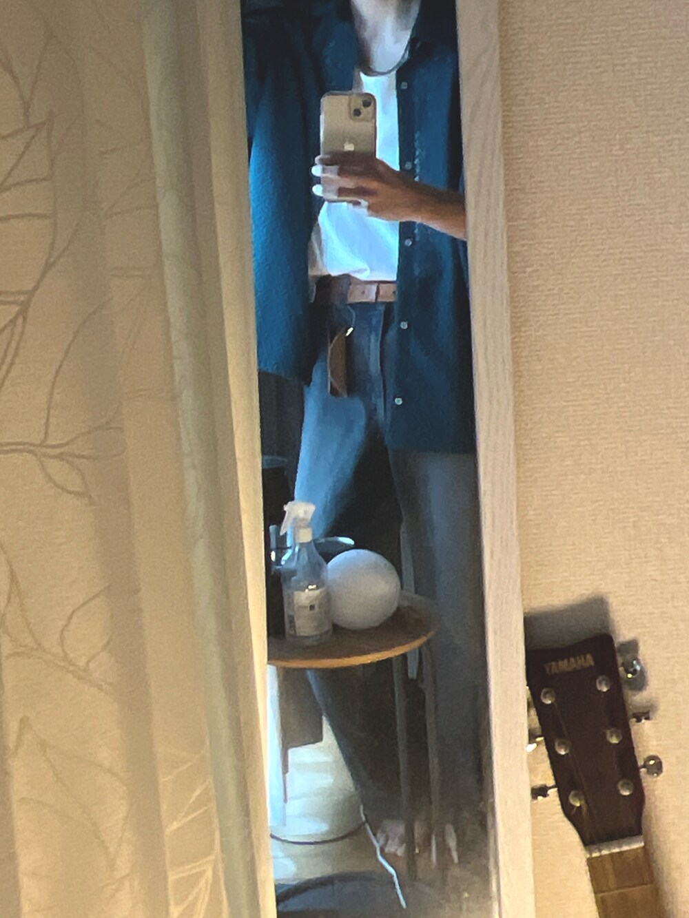 グリーン系のデニムパンツ、グリーン系のシャツ/ブラウス、ホワイト系のタンクトップを着用したメンズの夏コーディネートの2枚目の写真