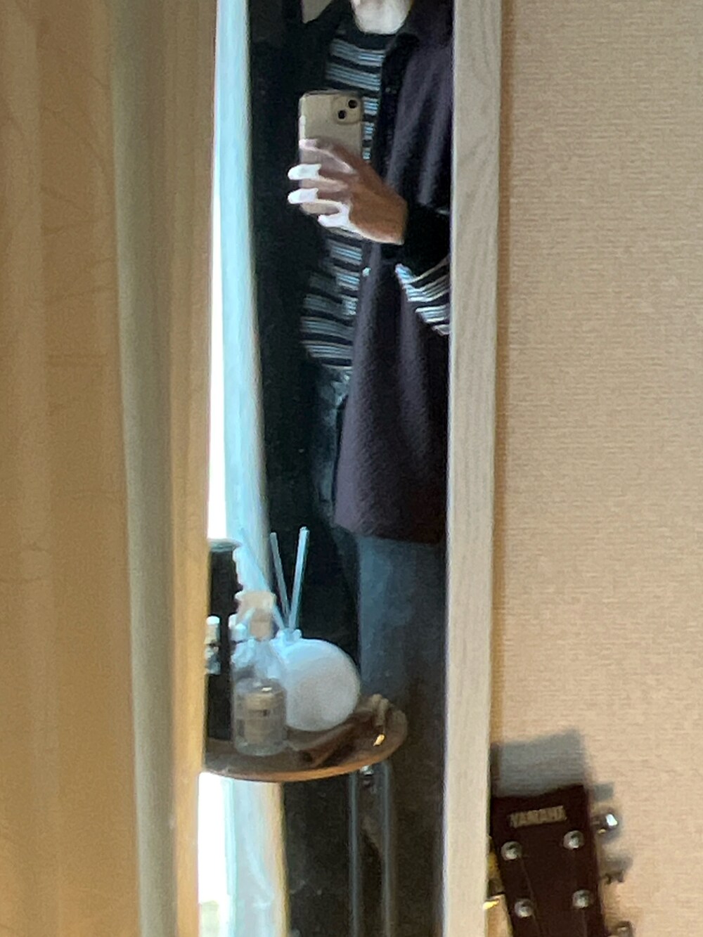 ブラウン系のシャツ/ブラウス、ブラック系のTシャツ/カットソー、ブラック系のデニムパンツを着用したメンズの秋コーディネートの3枚目の写真
