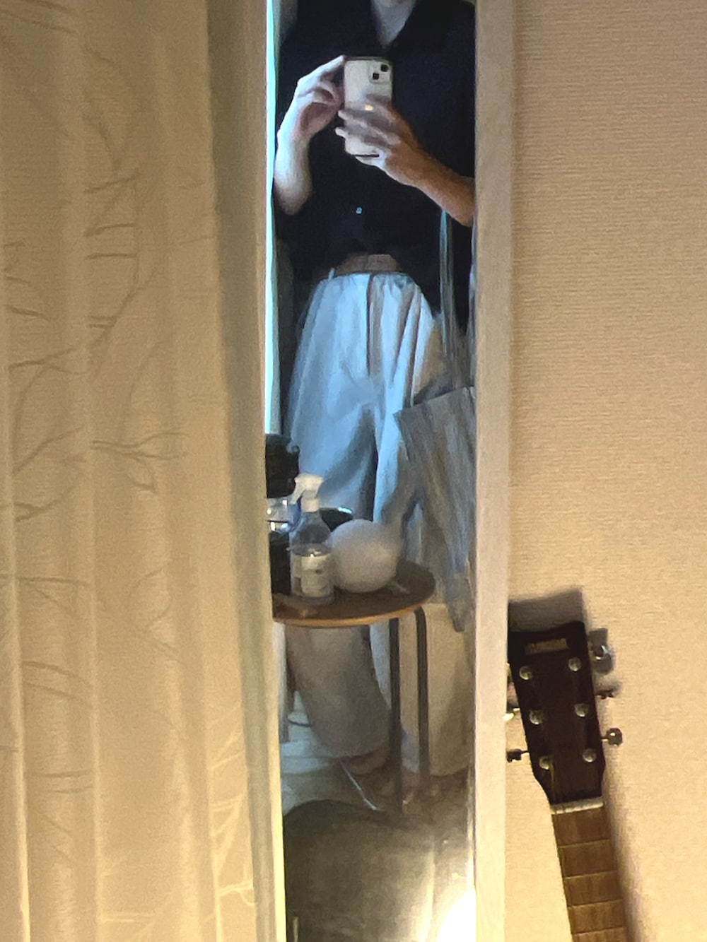 ブラウン系のシャツ/ブラウス、グレー系のカーゴパンツ、その他のトートバッグを着用したメンズの夏コーディネートの2枚目の写真