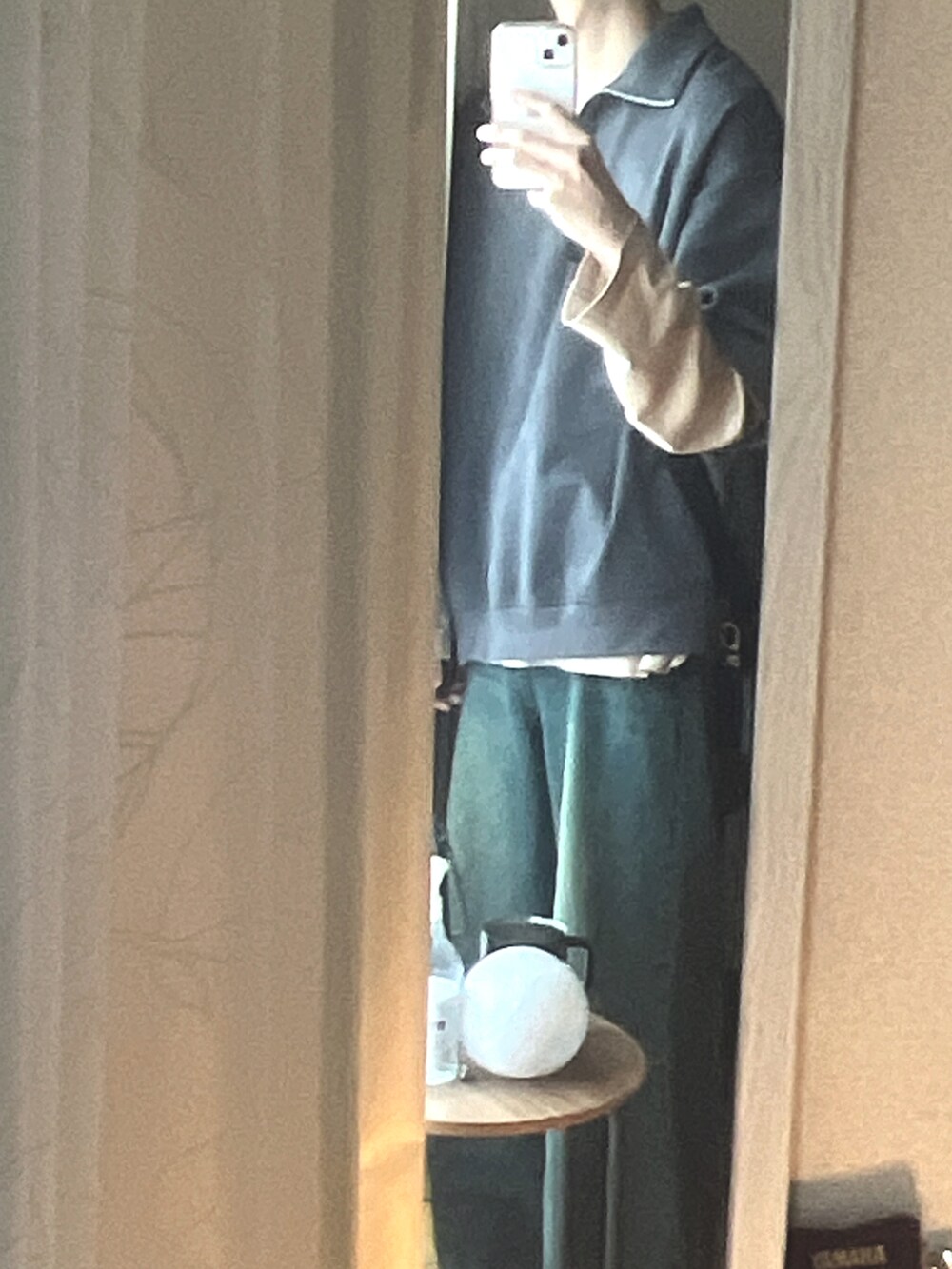 グレー系のTシャツ/カットソー、ベージュ系のTシャツ/カットソー、ブラック系のショルダーバッグを着用したメンズの春コーディネートの2枚目の写真