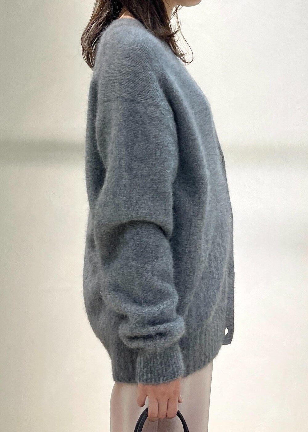 「ÉPOR_TIMESALE、ROPÉ、ウェーブ、イエベ春、混合、トップス、Tシャツ/カットソー、カーディガン、パンツ、バッグ、ハンドバッグ、シューズ、ブーツ、GGA34030、GGK34230」｜「E'PORの【E'POR】Y BAG Mini（ハンドバッグ、ブラック系）」を使った、yukaさん（レディース・156cm）の冬コーディネートの6枚目の写真