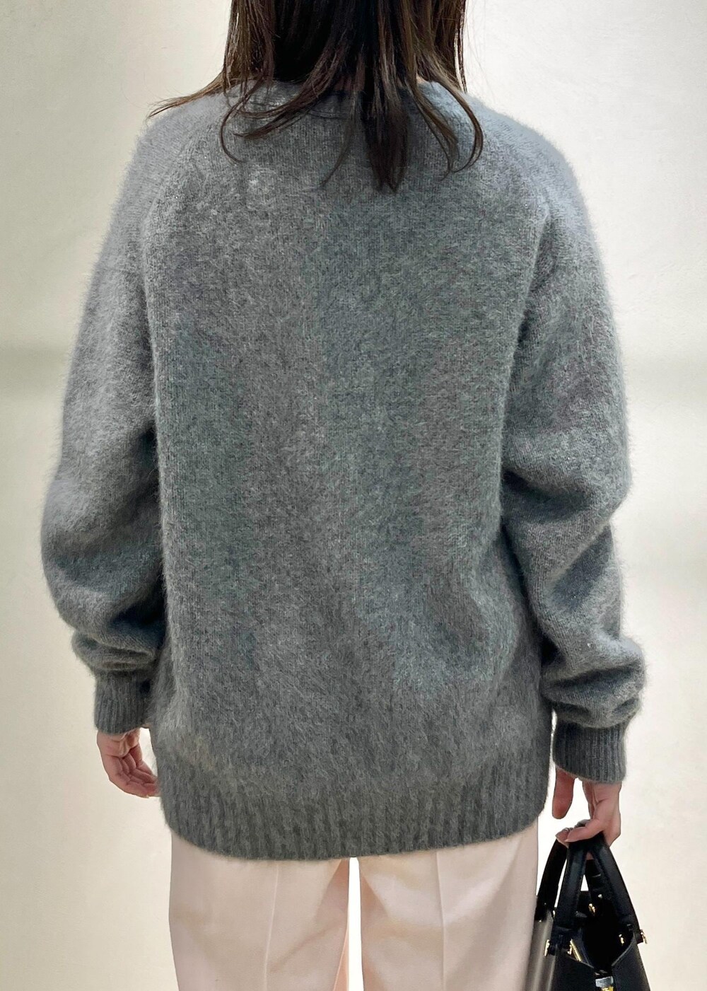 「ÉPOR_TIMESALE、ROPÉ、ウェーブ、イエベ春、混合、トップス、Tシャツ/カットソー、カーディガン、パンツ、バッグ、ハンドバッグ、シューズ、ブーツ、GGA34030、GGK34230」｜「E'PORの【E'POR】Y BAG Mini（ハンドバッグ、ブラック系）」を使った、yukaさん（レディース・156cm）の冬コーディネートの7枚目の写真