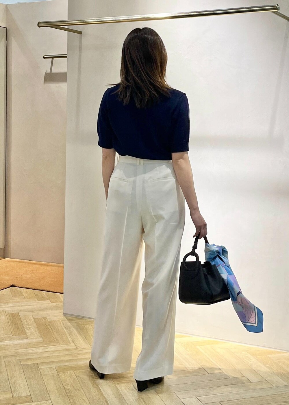 「ROPÉ、ナチュラル、イエベ春、混合、トップス、ニット/セーター、パンツ、バッグ、ショルダーバッグ、財布/小物、バンダナ/スカーフ、GGM25020、GGN25010、GGS25070、GGX24030」｜「ROPE'の【24AW新色追加】Amelie Bag （アメリ バッグ）【メディア掲載】【一部店舗限定】（ショルダーバッグ、ブラック系）」を使った、yukaさん（レディース・156cm）の春コーディネートの3枚目の写真