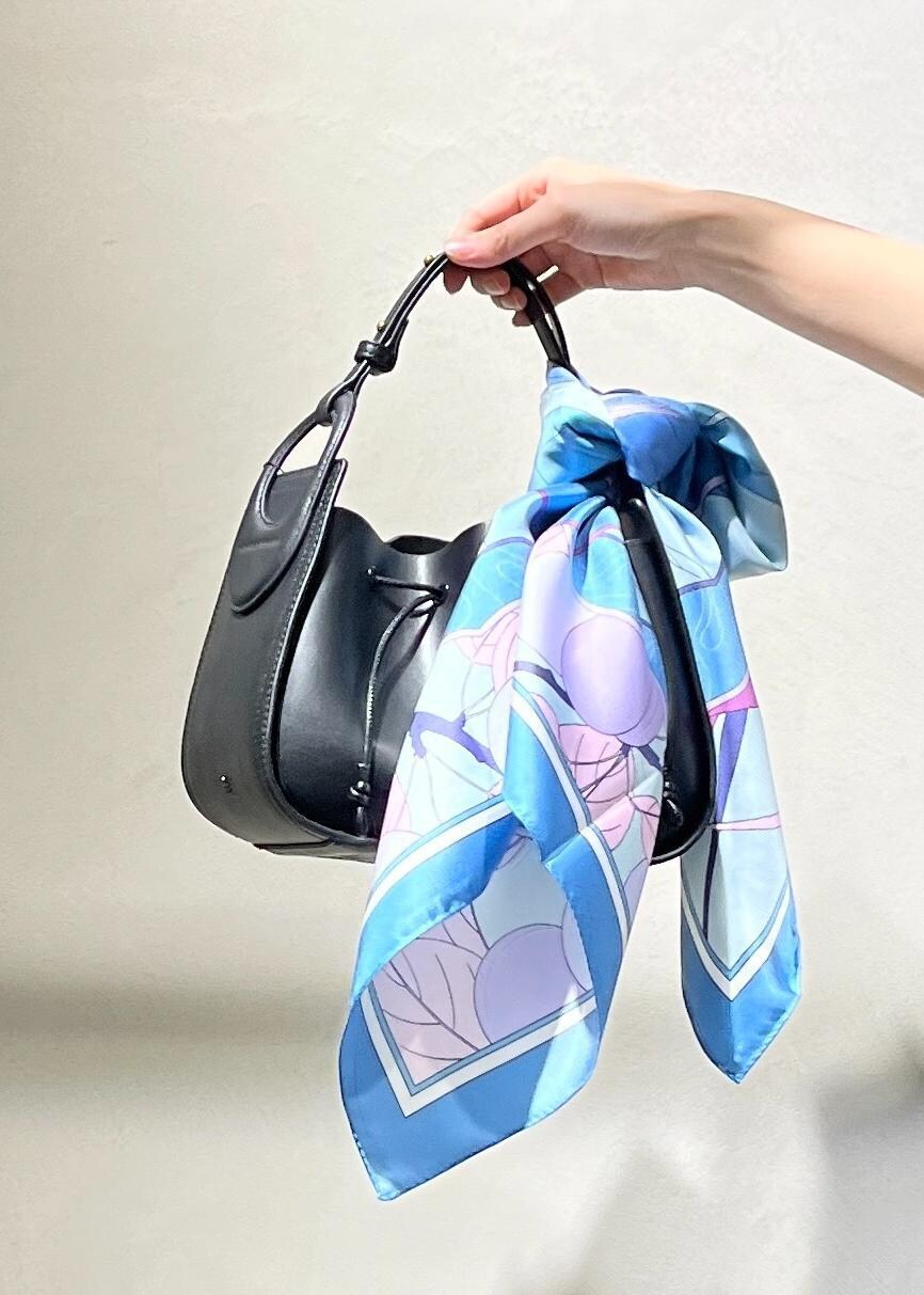 「ROPÉ、ナチュラル、イエベ春、混合、トップス、ニット/セーター、パンツ、バッグ、ショルダーバッグ、財布/小物、バンダナ/スカーフ、GGM25020、GGN25010、GGS25070、GGX24030」｜「ROPE'の【24AW新色追加】Amelie Bag （アメリ バッグ）【メディア掲載】【一部店舗限定】（ショルダーバッグ、ブラック系）」を使った、yukaさん（レディース・156cm）の春コーディネートの8枚目の写真