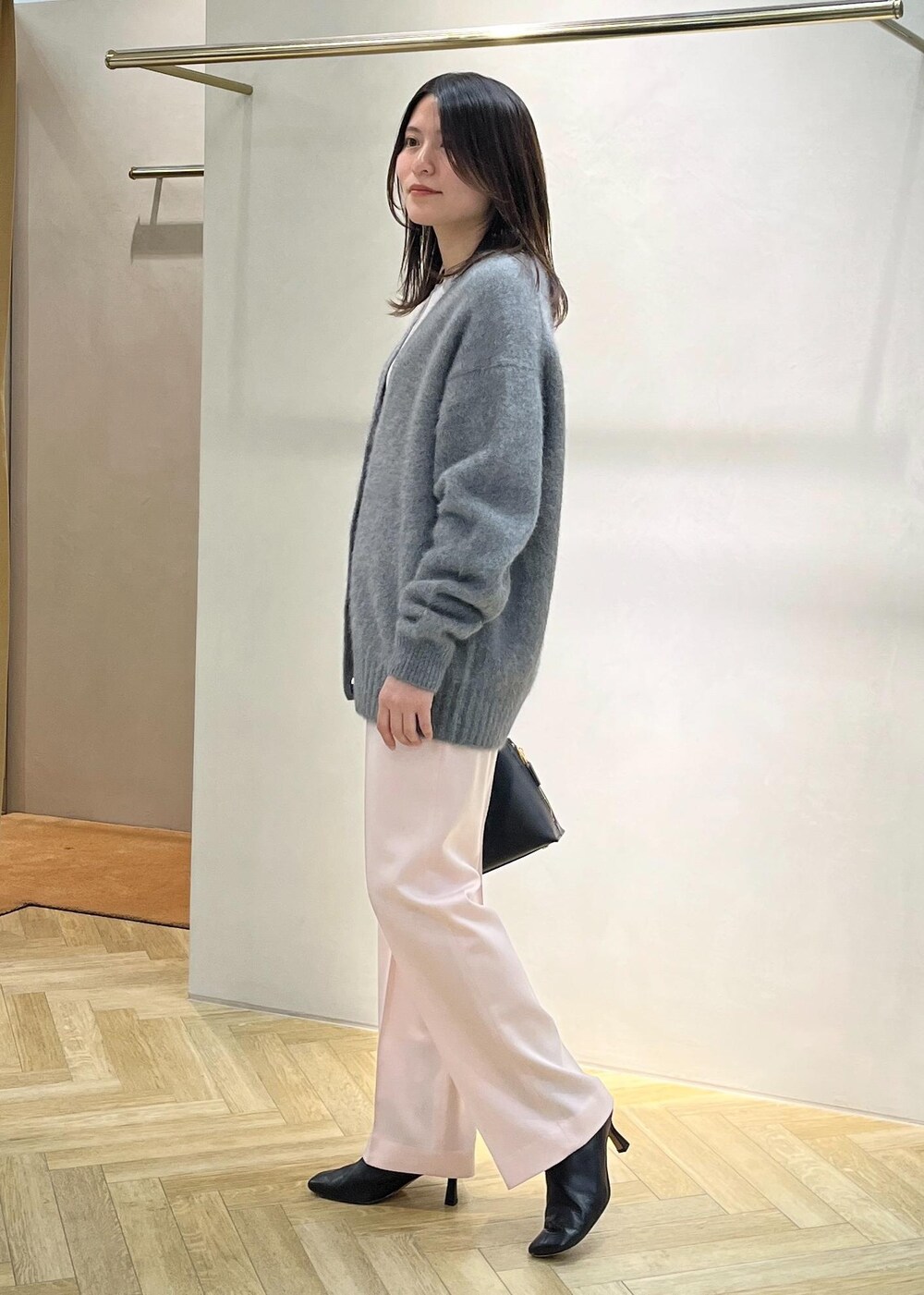 「ÉPOR_TIMESALE、ROPÉ、ウェーブ、イエベ春、混合、トップス、Tシャツ/カットソー、カーディガン、パンツ、バッグ、ハンドバッグ、シューズ、ブーツ、GGA34030、GGK34230」｜「E'PORの【E'POR】Y BAG Mini（ハンドバッグ、ブラック系）」を使った、yukaさん（レディース・156cm）の冬コーディネートの4枚目の写真