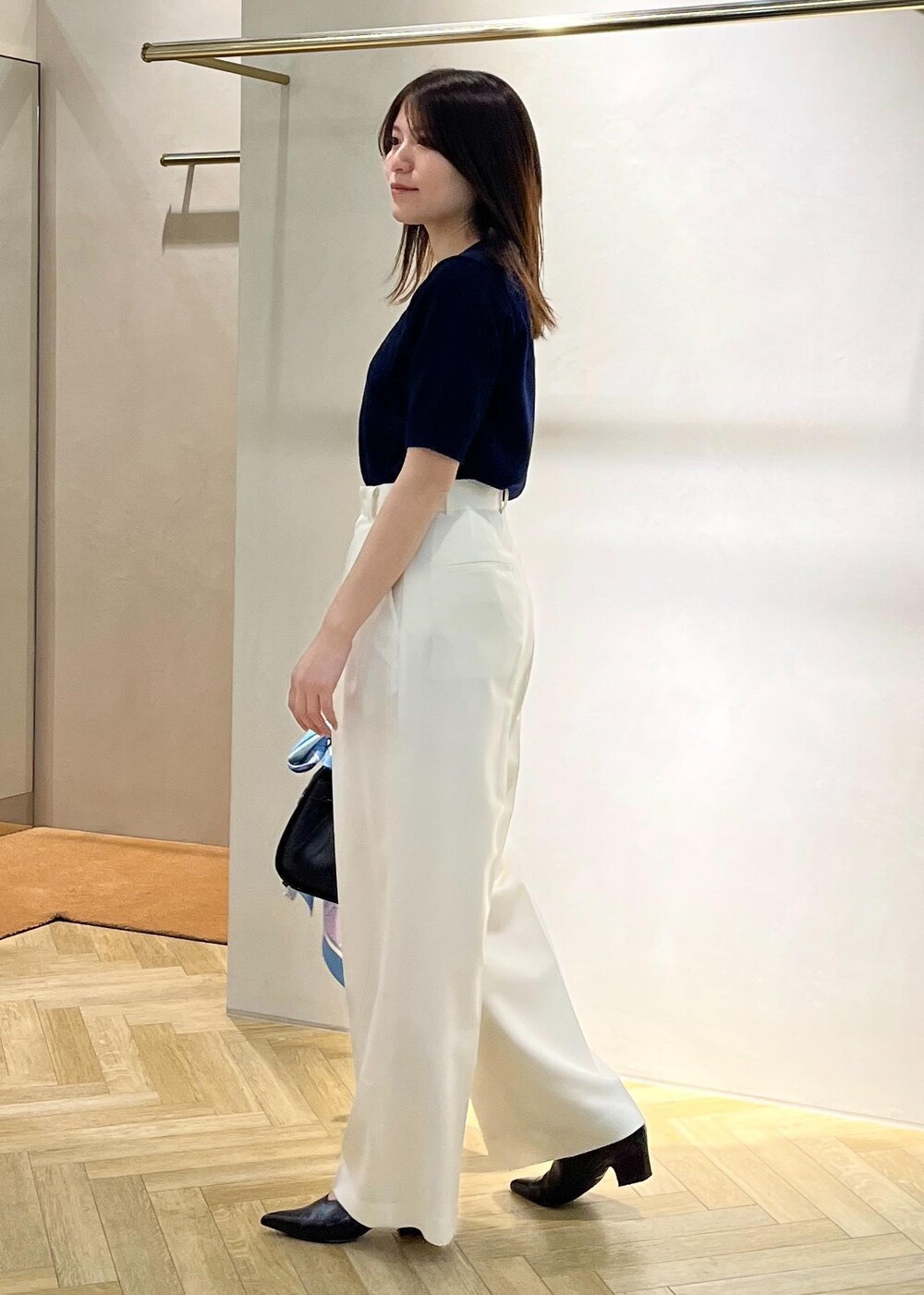 「ROPÉ、ナチュラル、イエベ春、混合、トップス、ニット/セーター、パンツ、バッグ、ショルダーバッグ、財布/小物、バンダナ/スカーフ、GGM25020、GGN25010、GGS25070、GGX24030」｜「ROPE'の【24AW新色追加】Amelie Bag （アメリ バッグ）【メディア掲載】【一部店舗限定】（ショルダーバッグ、ブラック系）」を使った、yukaさん（レディース・156cm）の春コーディネートの4枚目の写真