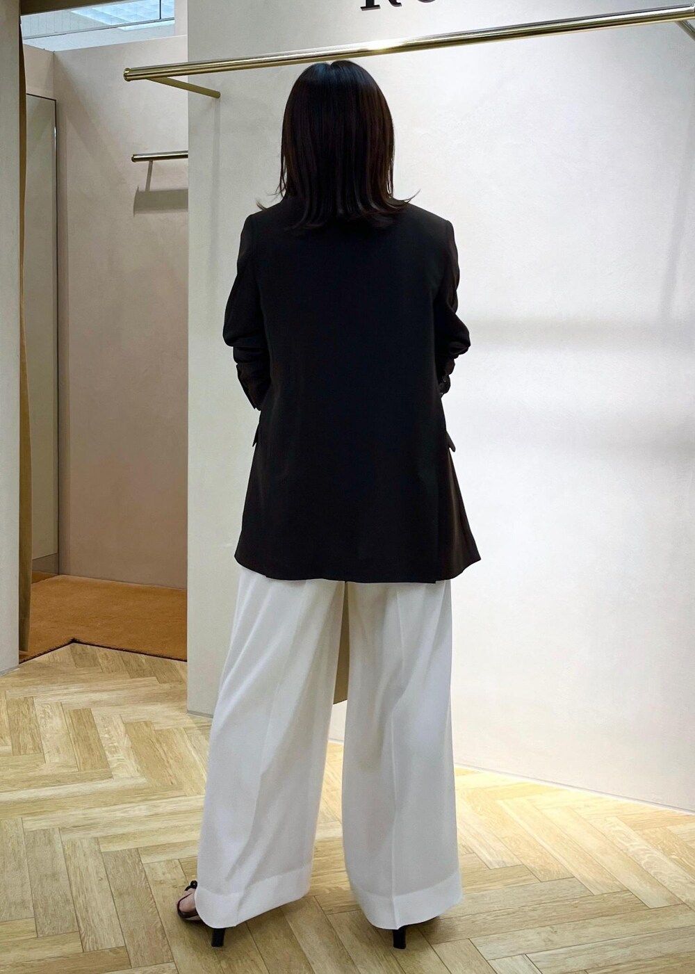 ブラック系のサンダル、ホワイト系のTシャツ/カットソー、ホワイト系のその他パンツを着用したレディースの春コーディネートの3枚目の写真