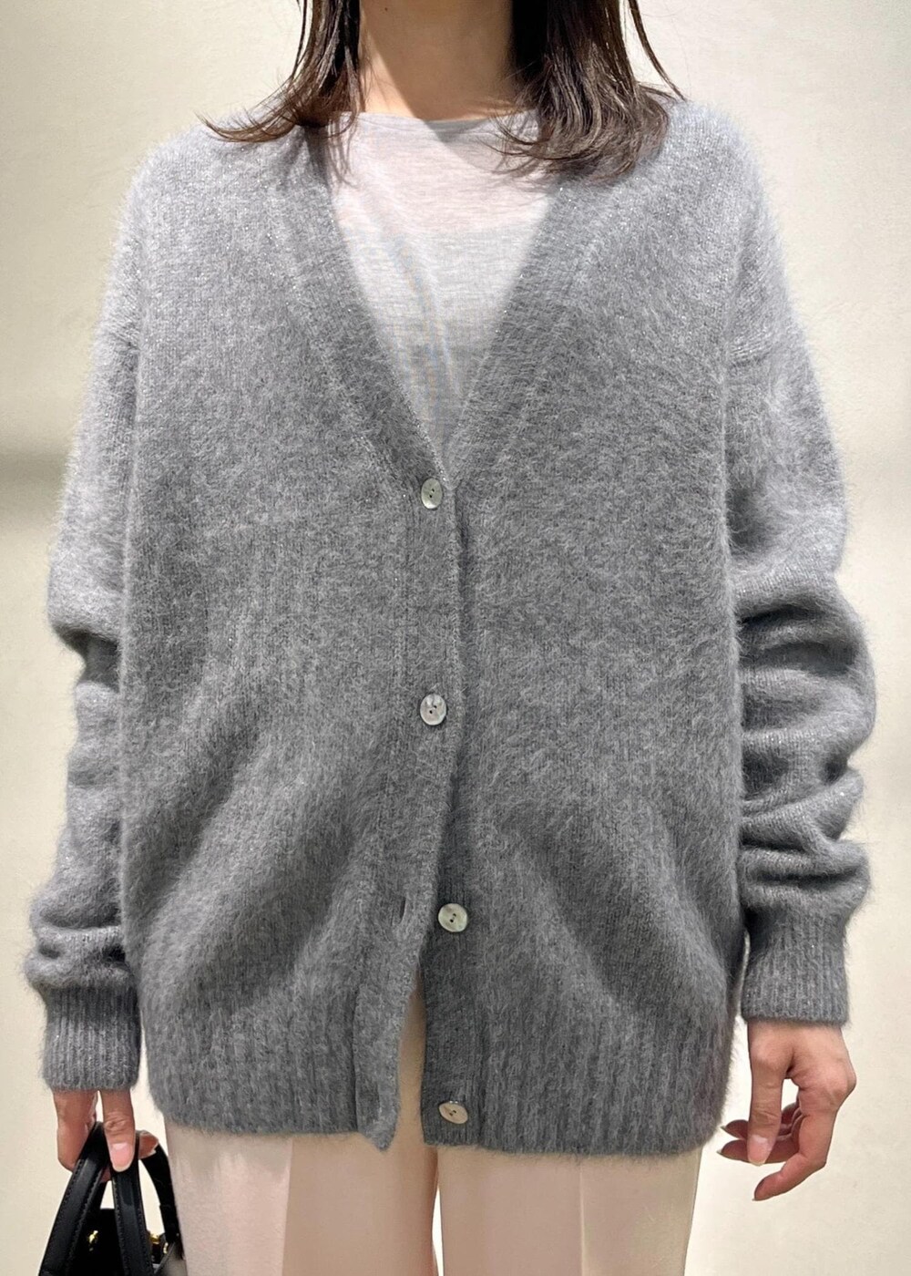 「ÉPOR_TIMESALE、ROPÉ、ウェーブ、イエベ春、混合、トップス、Tシャツ/カットソー、カーディガン、パンツ、バッグ、ハンドバッグ、シューズ、ブーツ、GGA34030、GGK34230」｜「E'PORの【E'POR】Y BAG Mini（ハンドバッグ、ブラック系）」を使った、yukaさん（レディース・156cm）の冬コーディネートの5枚目の写真