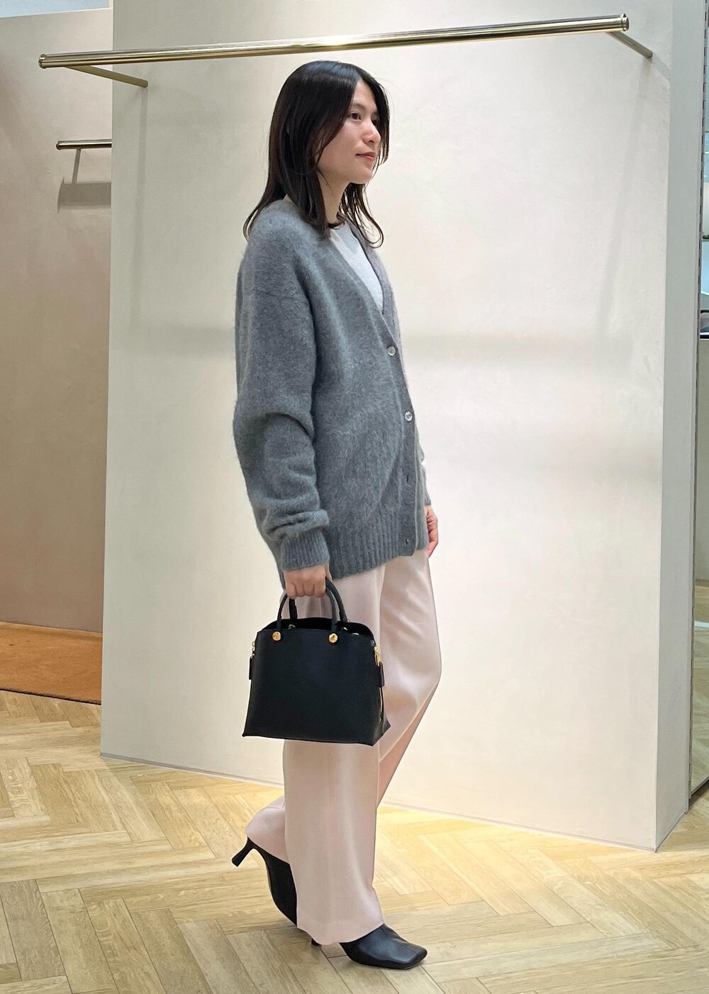 「ÉPOR_TIMESALE、ROPÉ、ウェーブ、イエベ春、混合、トップス、Tシャツ/カットソー、カーディガン、パンツ、バッグ、ハンドバッグ、シューズ、ブーツ、GGA34030、GGK34230」｜「E'PORの【E'POR】Y BAG Mini（ハンドバッグ、ブラック系）」を使った、yukaさん（レディース・156cm）の冬コーディネートの2枚目の写真