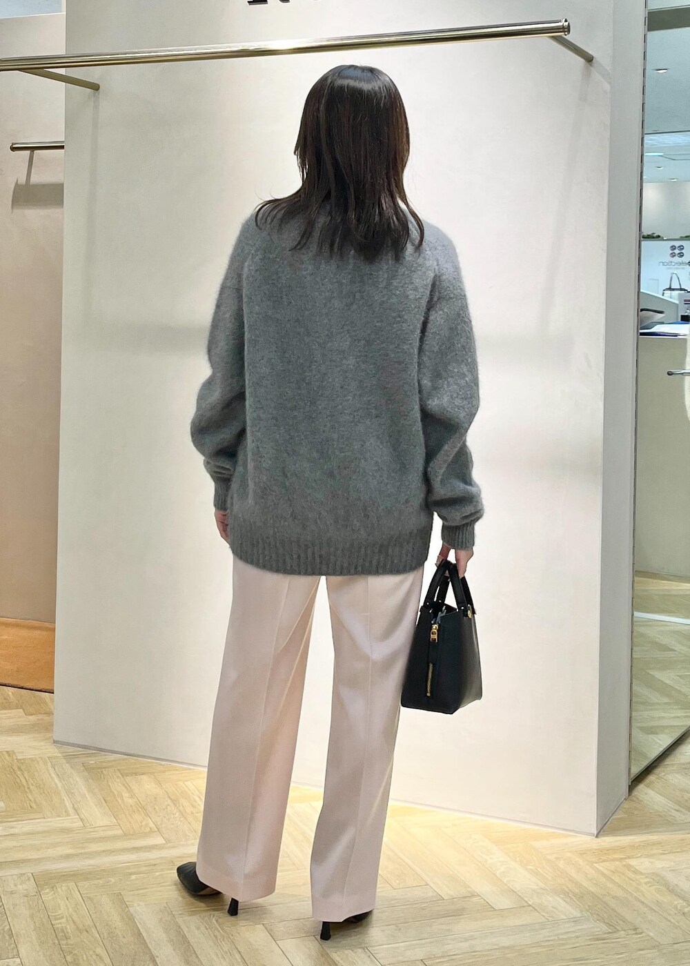 「ÉPOR_TIMESALE、ROPÉ、ウェーブ、イエベ春、混合、トップス、Tシャツ/カットソー、カーディガン、パンツ、バッグ、ハンドバッグ、シューズ、ブーツ、GGA34030、GGK34230」｜「E'PORの【E'POR】Y BAG Mini（ハンドバッグ、ブラック系）」を使った、yukaさん（レディース・156cm）の冬コーディネートの3枚目の写真