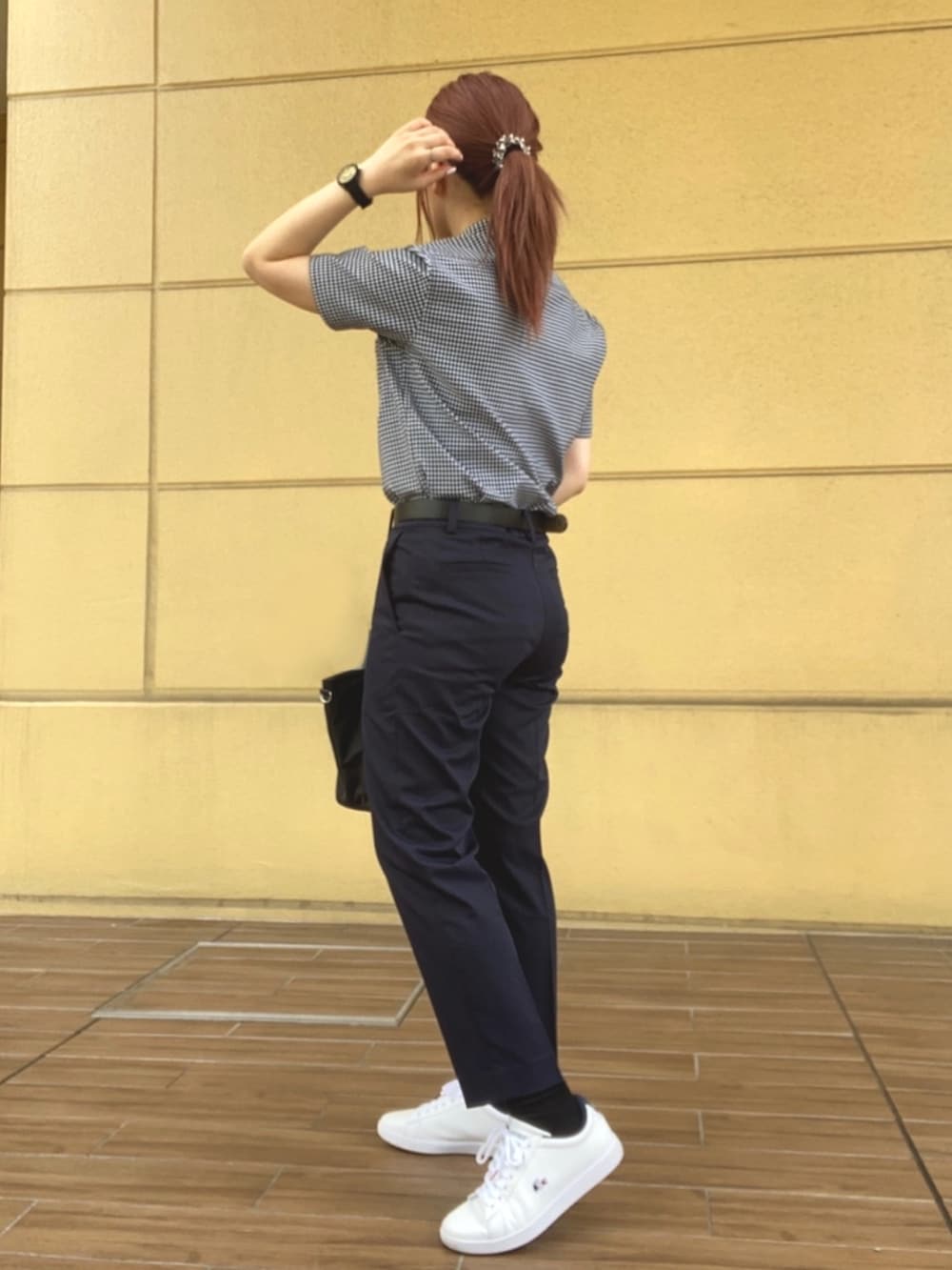 「白スニーカー、パンツスタイル、シャツスタイル、ポロシャツ」|「LACOSTEのクールマックスブレンド鹿の子地マイクロチェックポロシャツ(ポロシャツ、ブルー系)」を使った、zaitsuさん(レディース・157cm)の春コーディネートの2枚目の写真