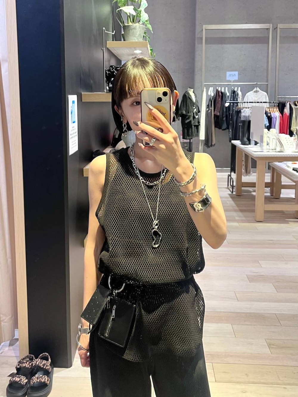 ブラック系のその他パンツ、ブラック系のタンクトップ、その他のブレスレットを着用したレディースの夏コーディネートの4枚目の写真