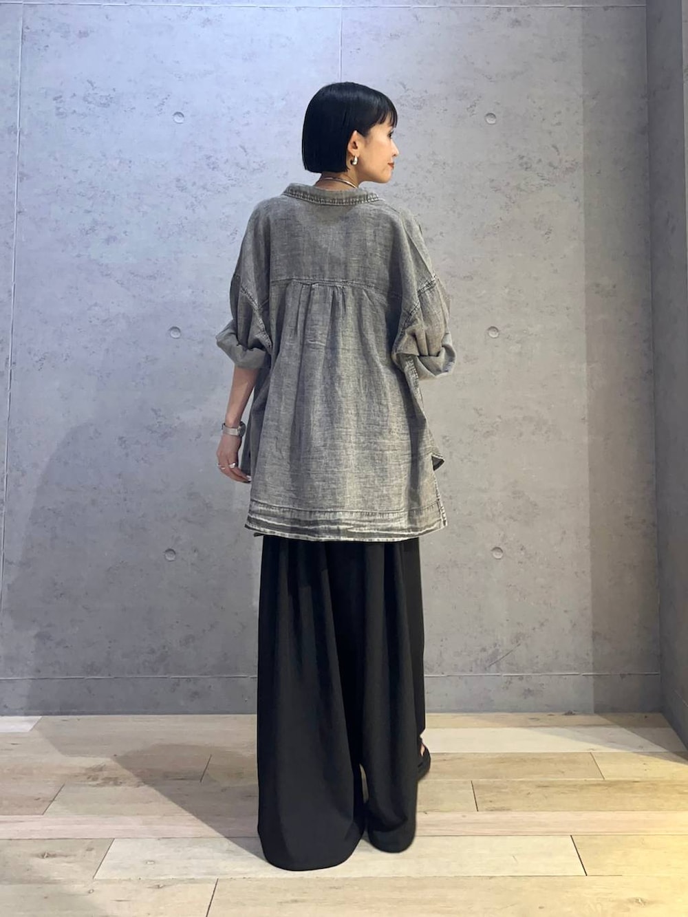 ブラック系のサンダル、グレー系のシャツ/ブラウス、ブラック系のタンクトップを着用したレディースの春コーディネートの3枚目の写真