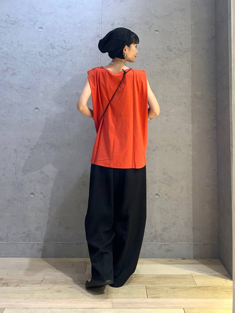 レッド系のTシャツ/カットソー、ブラック系のサンダル、ブラック系のその他パンツを着用したレディースの夏コーディネートの3枚目の写真