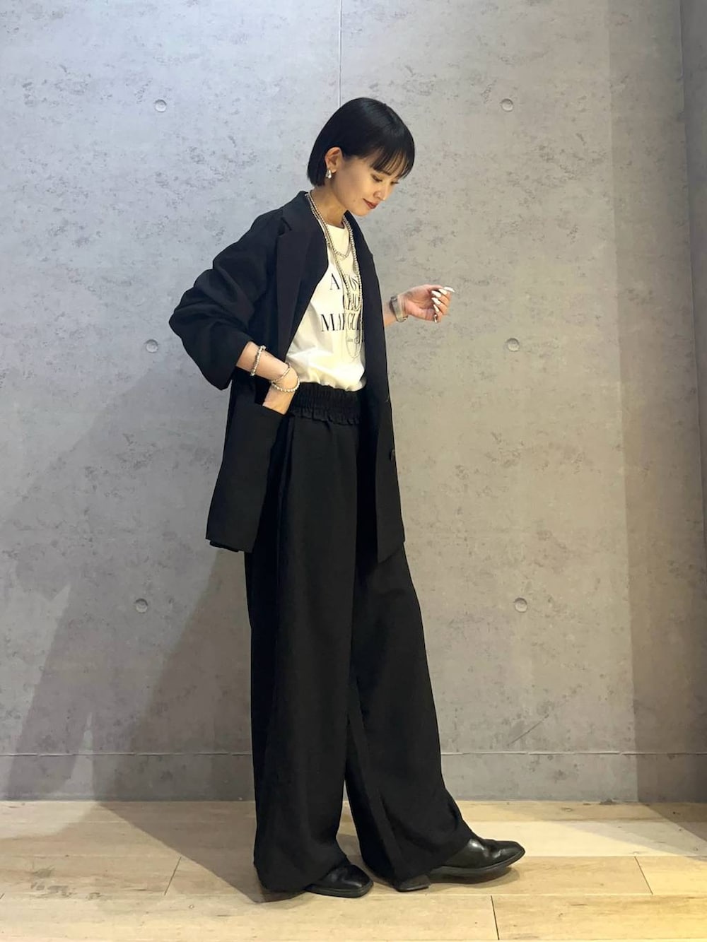 ホワイト系のシャツ/ブラウス、その他のトートバッグ、ブラック系のその他パンツを着用したレディースの春コーディネートの2枚目の写真