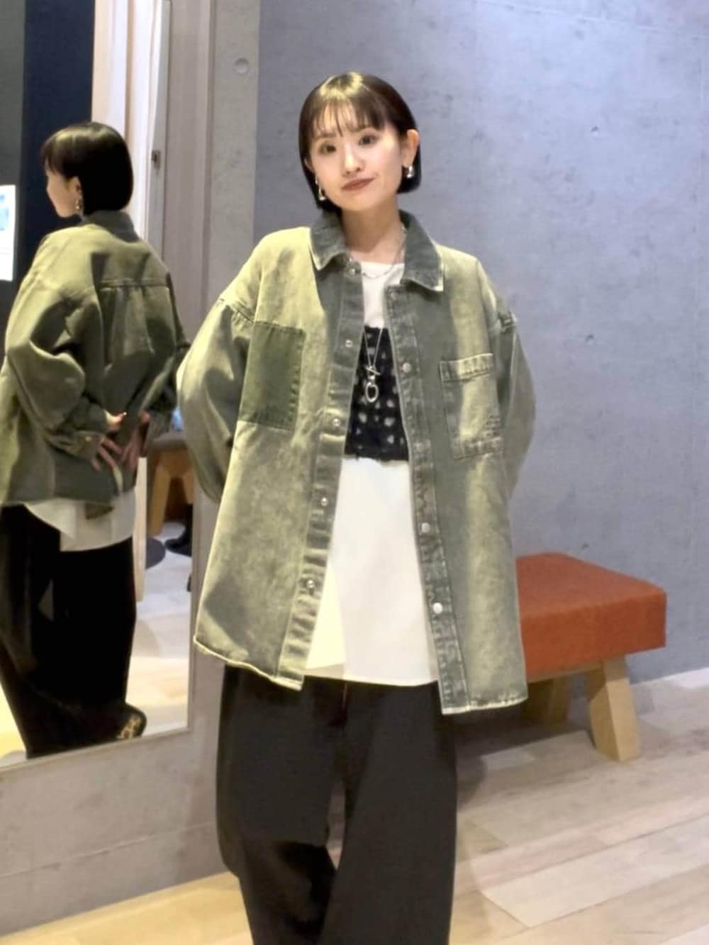 グリーン系のシャツ/ブラウス、ホワイト系のシャツ/ブラウス、その他のパンプスを着用したレディースの冬コーディネートの4枚目の写真