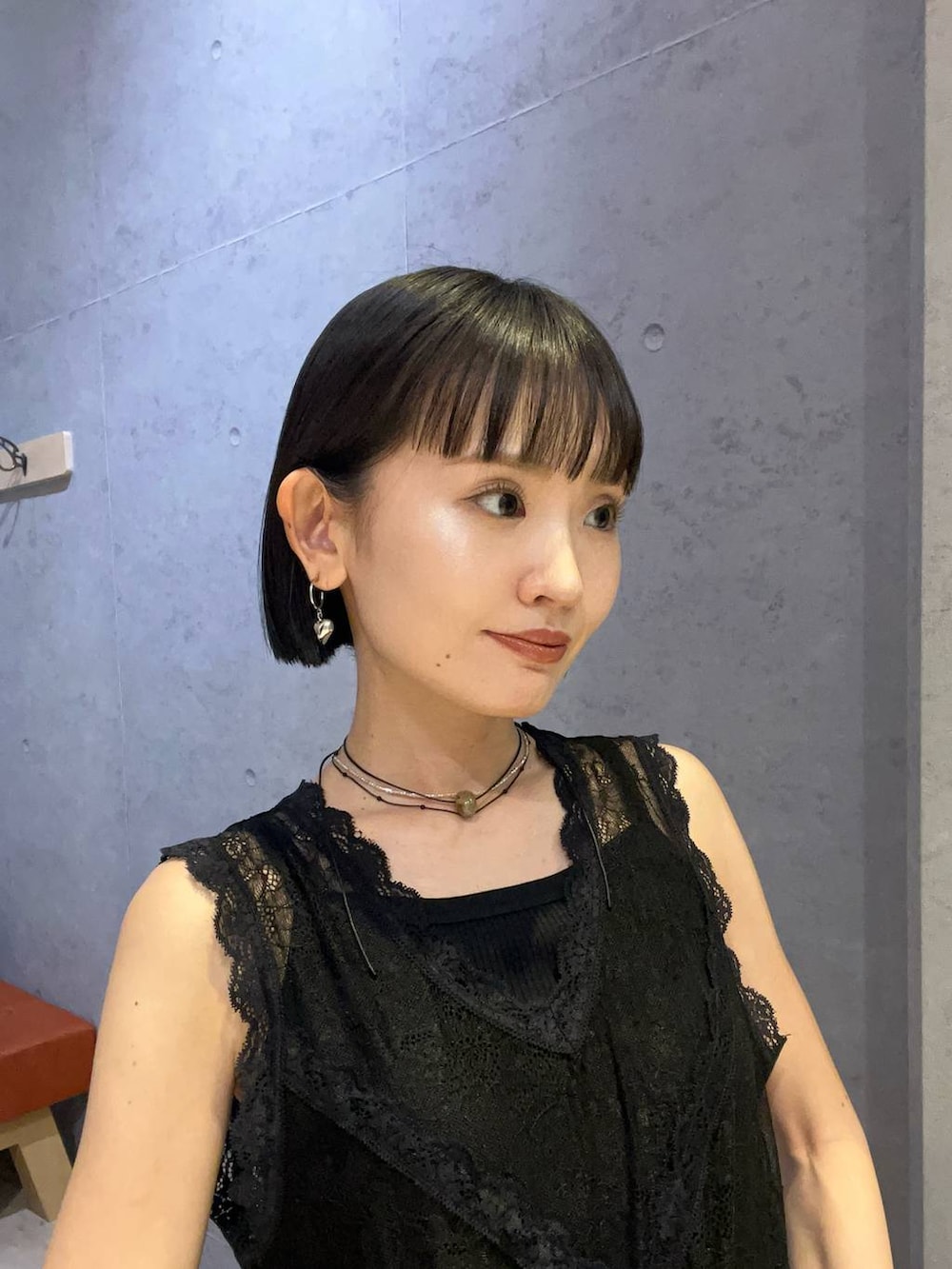 ブラック系のシャツ/ブラウスを着用したレディースの夏コーディネートの2枚目の写真