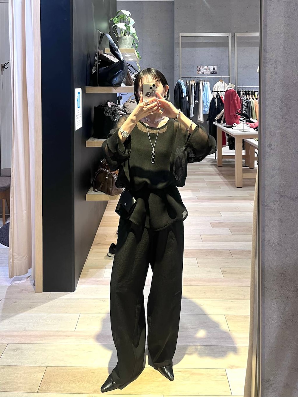 ブラック系のその他パンツ、ブラック系のタンクトップ、ブラック系のシャツ/ブラウスを着用したレディースの春コーディネートの4枚目の写真
