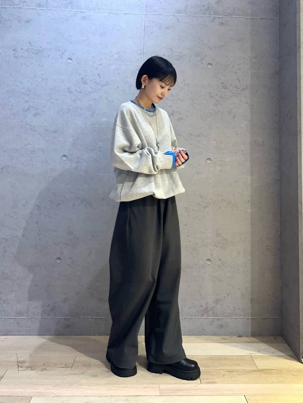 ブラック系のその他シューズ、グレー系のその他パンツ、グレー系のTシャツ/カットソーを着用したレディースの冬コーディネートの2枚目の写真