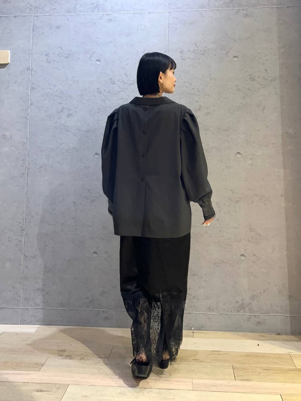 ブラック系のパンプス、シルバー系のチョーカー、ブラック系のソックス/靴下を着用したレディースの春コーディネートの3枚目の写真