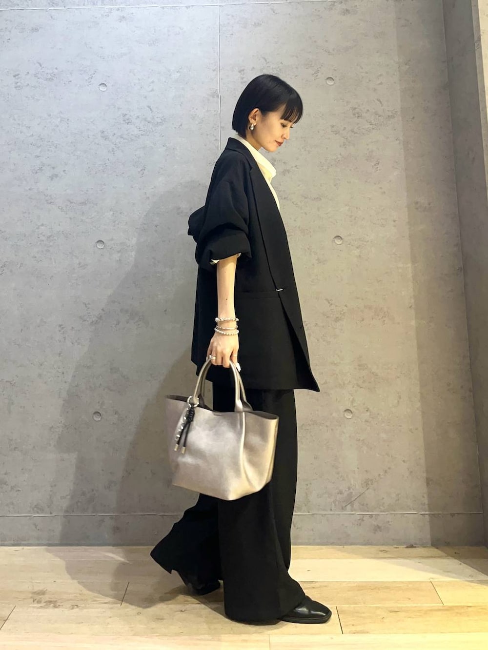 ホワイト系のシャツ/ブラウス、その他のトートバッグ、ブラック系のその他パンツを着用したレディースの春コーディネートの4枚目の写真