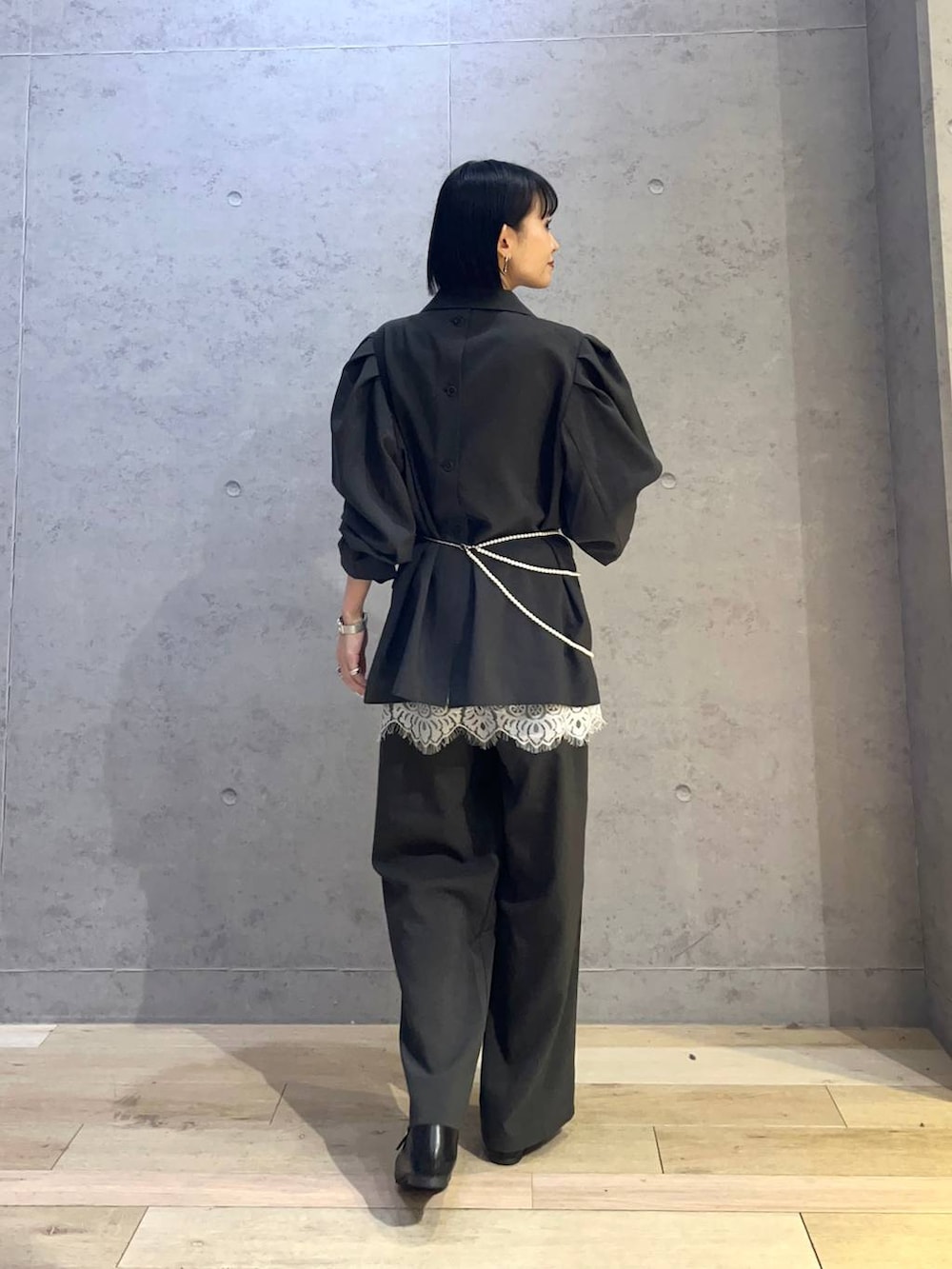 ブラック系のパンプス、ホワイト系のネックレス、シルバー系のネックレスを着用したレディースの春コーディネートの3枚目の写真