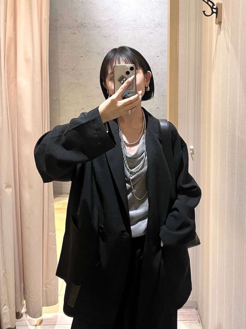 ホワイト系のシャツ/ブラウス、その他のトートバッグ、ブラック系のその他パンツを着用したレディースの春コーディネートの8枚目の写真