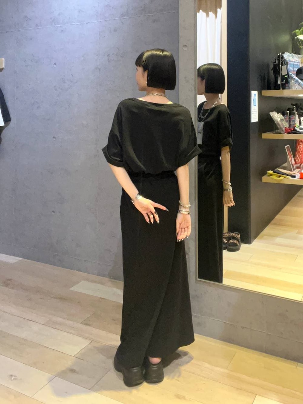ブラック系のスカート、ブラック系のサンダル、ブラック系のTシャツ/カットソーを着用したレディースの夏コーディネートの3枚目の写真