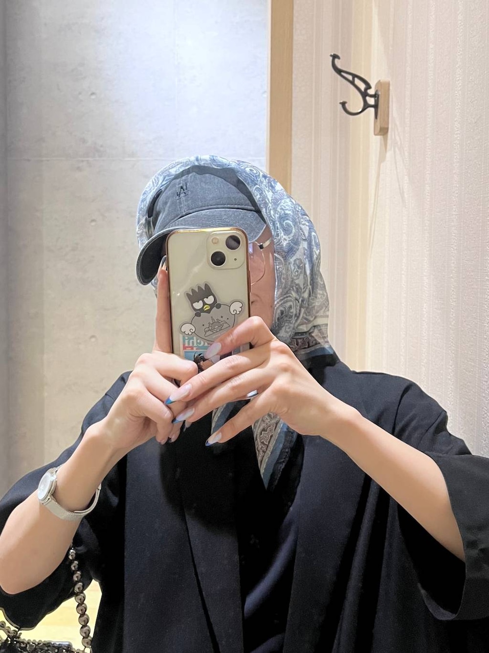 ブラック系のその他シューズ、ブラック系のTシャツ/カットソー、その他のショルダーバッグを着用したレディースの春コーディネートの2枚目の写真