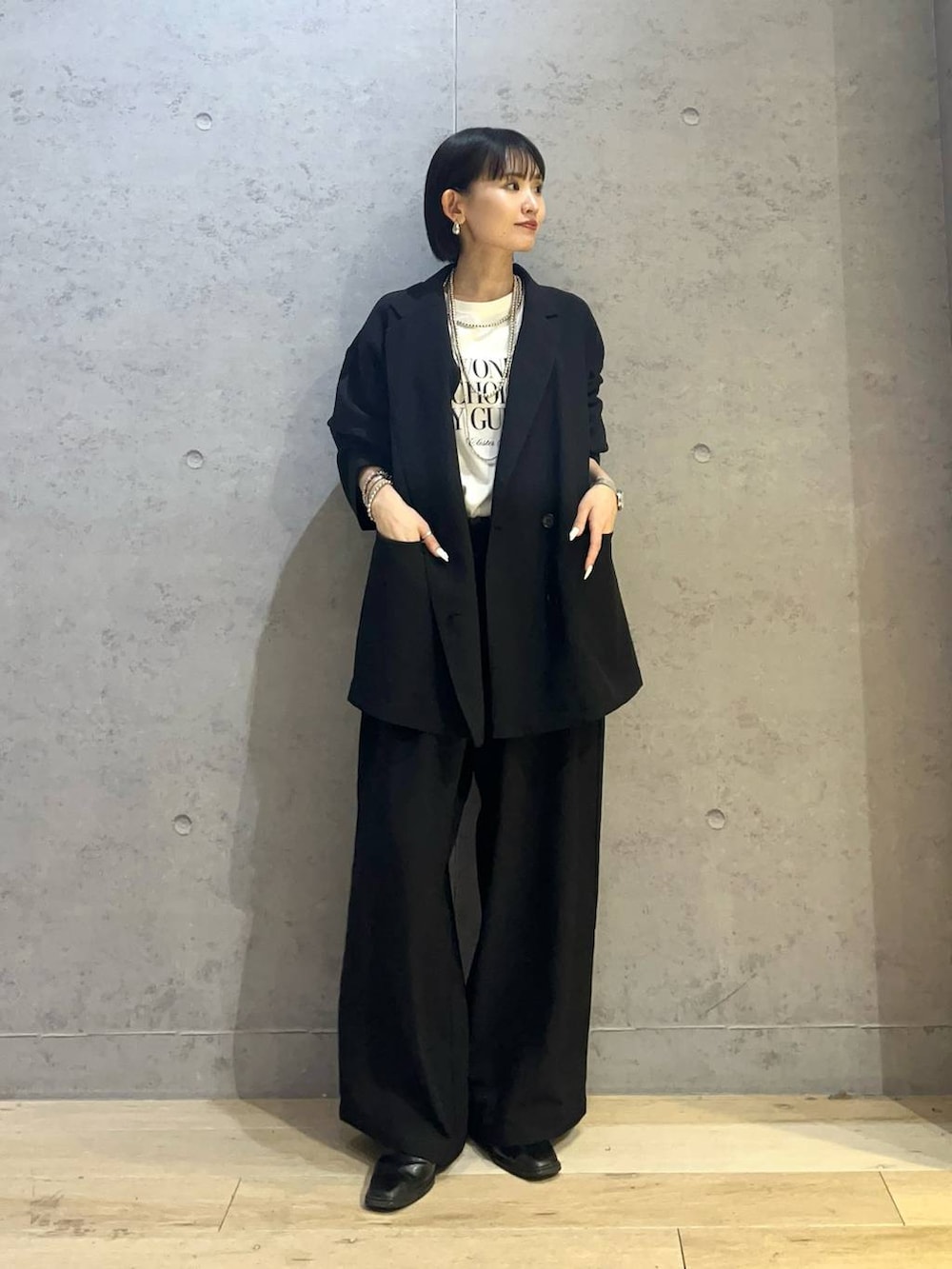 ホワイト系のシャツ/ブラウス、その他のトートバッグ、ブラック系のその他パンツを着用したレディースの春コーディネートの3枚目の写真