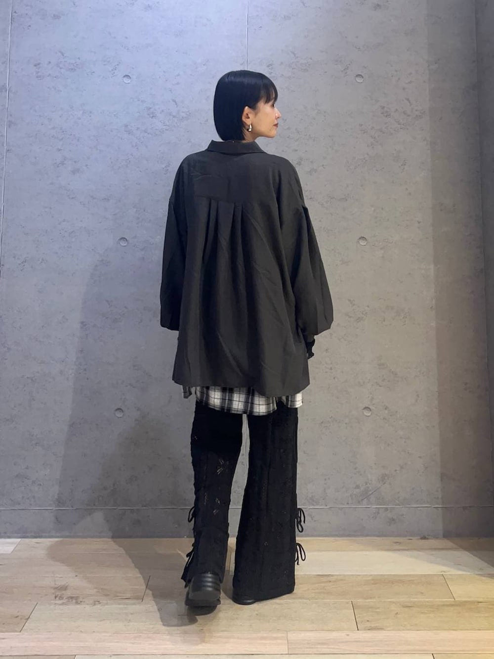 グレー系のシャツ/ブラウス、ブラック系のその他パンツ、ブラック系のTシャツ/カットソーを着用したレディースの春コーディネートの3枚目の写真