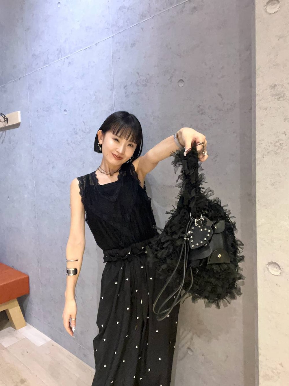 ブラック系のシャツ/ブラウス、ブラック系のサンダル、ブラック系のその他パンツを着用したレディースの夏コーディネートの4枚目の写真