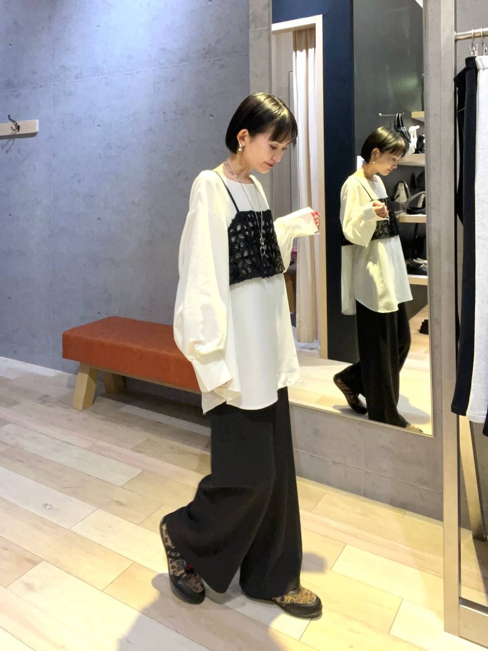 グリーン系のシャツ/ブラウス、ホワイト系のシャツ/ブラウス、その他のパンプスを着用したレディースの冬コーディネートの2枚目の写真