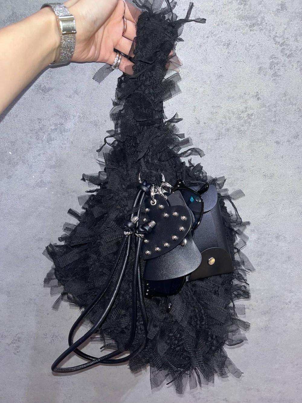 ブラック系のシャツ/ブラウス、ブラック系のサンダル、ブラック系のその他パンツを着用したレディースの夏コーディネートの7枚目の写真